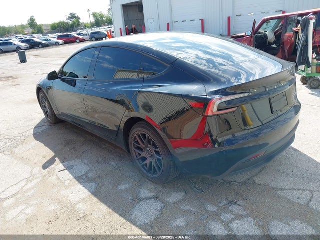 5YJ3E1EBXSF886282 Tesla 2025