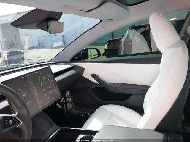 5YJ3E1EBXSF886282 Tesla 2025