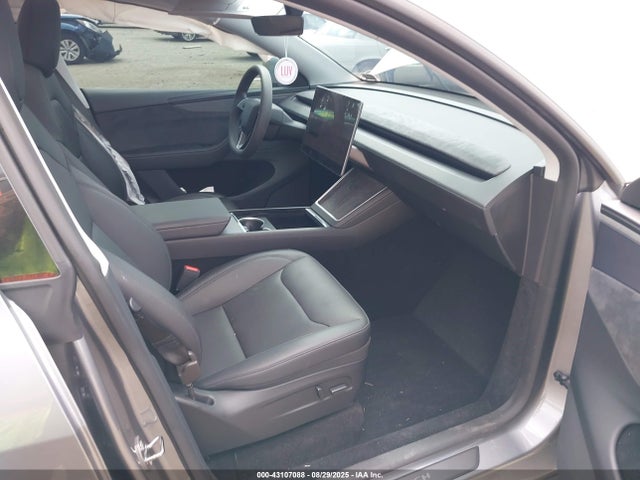 2026 TESLA MODEL Y 7SAYGDEE0TA381400 Photo 4