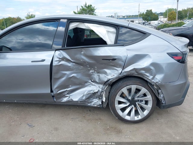 2026 TESLA MODEL Y 7SAYGDEE0TA381400 Photo 5