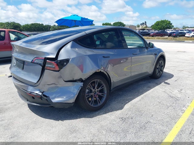 2025 TESLA MODEL Y 7SAYGDED6SF255115 Photo 3