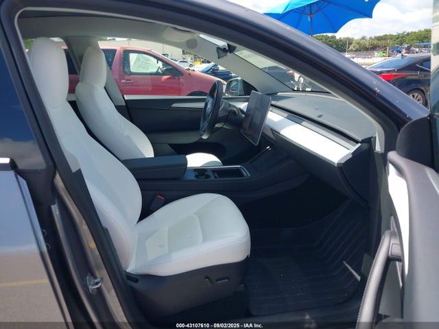 2025 TESLA MODEL Y 7SAYGDED6SF255115 Photo 4