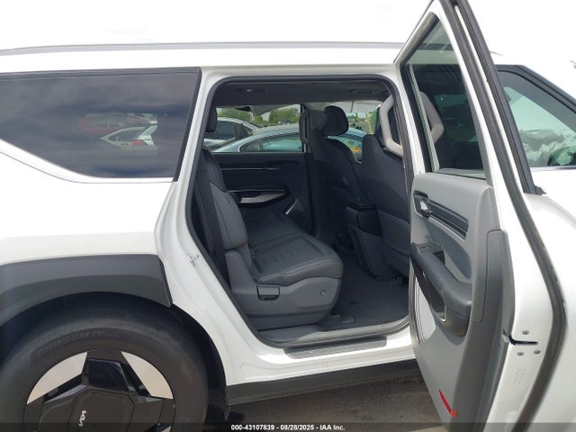 KNDAFFS55R6041006 KIA ev9