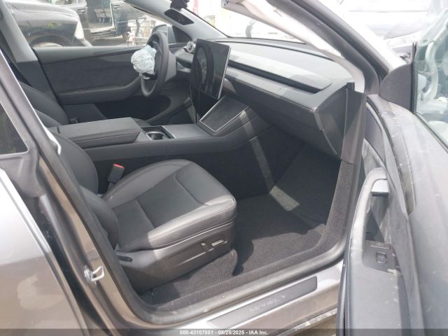 2026 TESLA MODEL Y 7SAYGDEE8TF349829 Photo 4