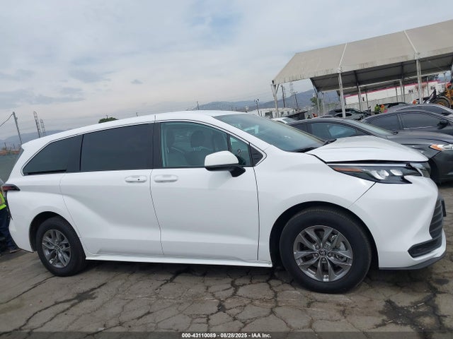 5TDKRKEC8RS222356 Toyota SIENNA LE