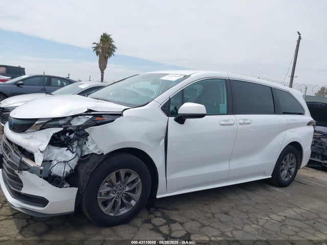 5TDKRKEC8RS222356 Toyota SIENNA LE