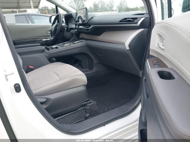 5TDKRKEC8RS222356 Toyota SIENNA LE
