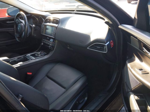 2017 JAGUAR XE SAJAR4BG0HA962611 Photo 4