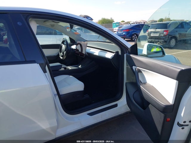 2021 TESLA MODEL Y 5YJYGDEE4MF212398 Photo 4