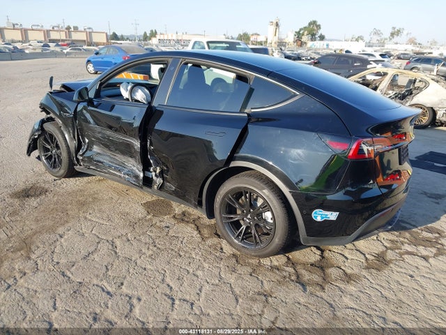 2021 TESLA MODEL Y 5YJYGDEE0MF240652 Photo 2