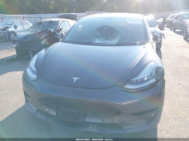5YJ3E1EB0JF086945 Tesla 2018