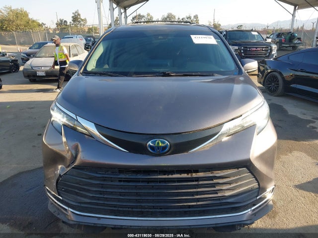5TDJRKEC1NS097755 Toyota SIENNA XLE