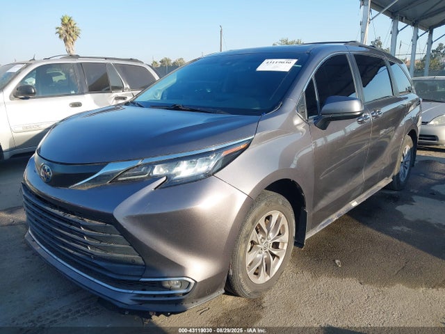 5TDJRKEC1NS097755 Toyota SIENNA XLE