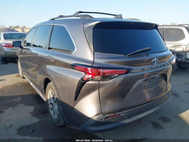 5TDJRKEC1NS097755 Toyota SIENNA XLE