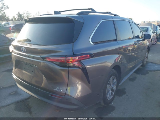 5TDJRKEC1NS097755 Toyota SIENNA XLE