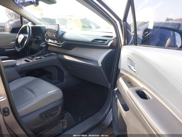 5TDJRKEC1NS097755 Toyota SIENNA XLE