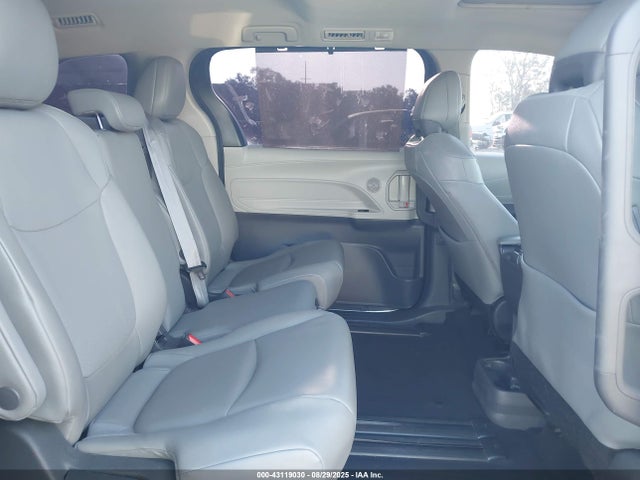 5TDJRKEC1NS097755 Toyota SIENNA XLE