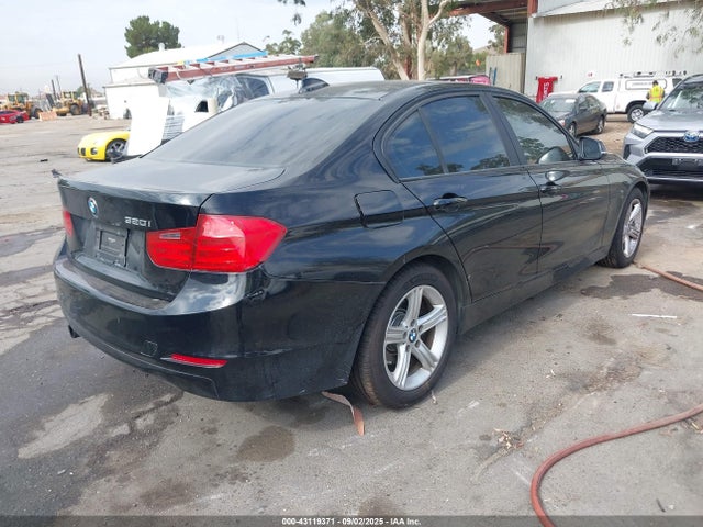 WBA3B1C5XEP678898 BMW 320i