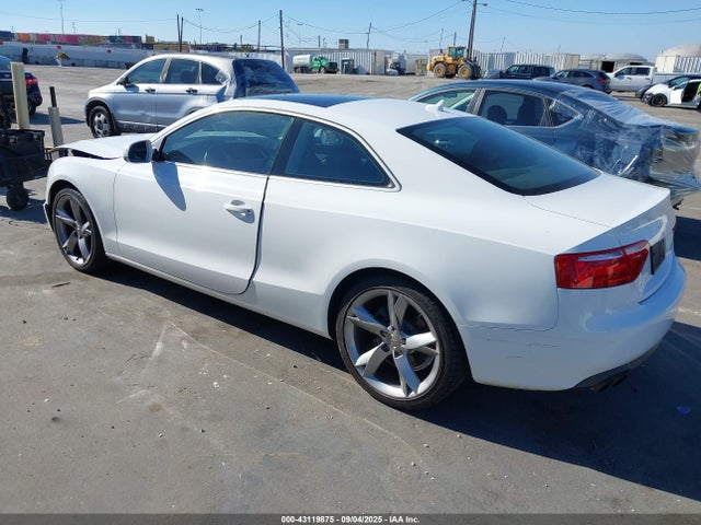 2011 AUDI A5 WAUCFAFR9BA025237 Photo 2