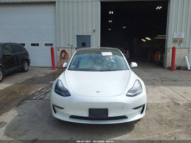 5YJ3E1EB1NF305403 Tesla 2022
