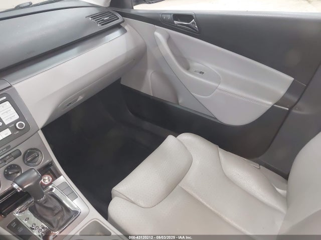 2008 VOLKSWAGEN PASSAT WVWXK73C48E089366 Photo 4