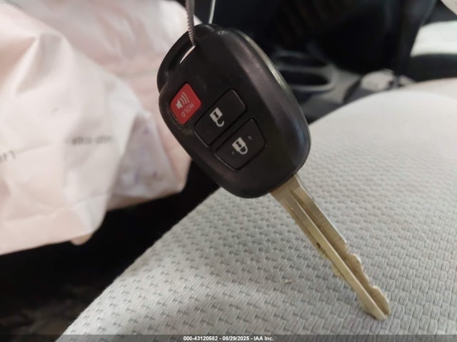JTDKDTB35G1126140 Toyota Prius C One