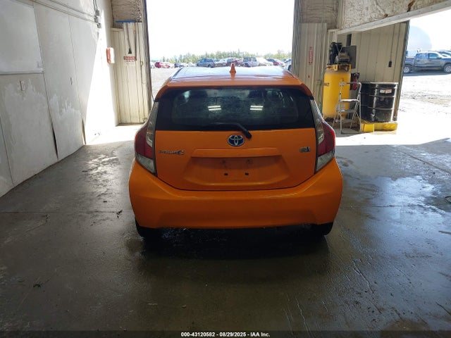 JTDKDTB35G1126140 Toyota Prius C One
