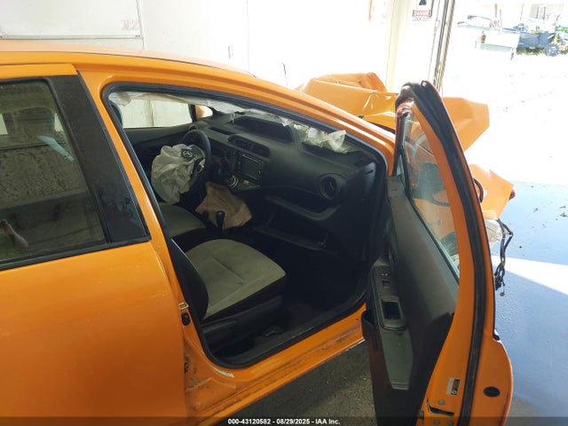 JTDKDTB35G1126140 Toyota Prius C One