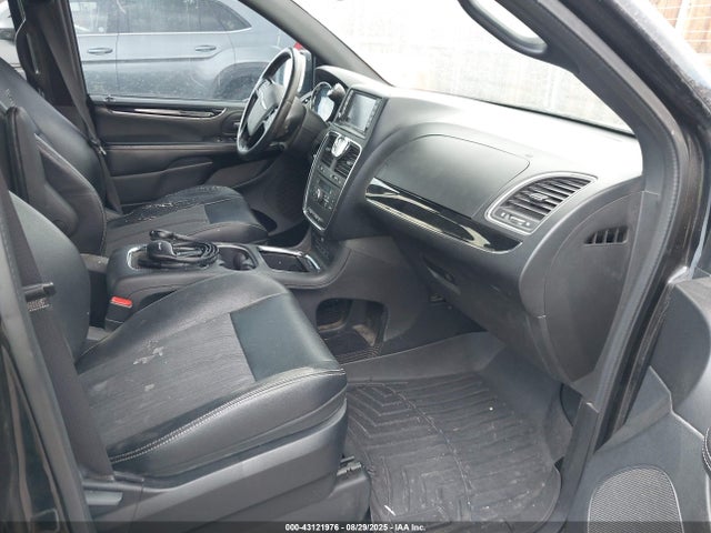 2C4RC1HG0ER227952 Chrysler Town and Country