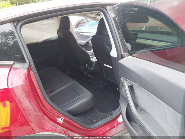Tesla Model Y 2024 7SAYGDEE2RA241406 Image 8