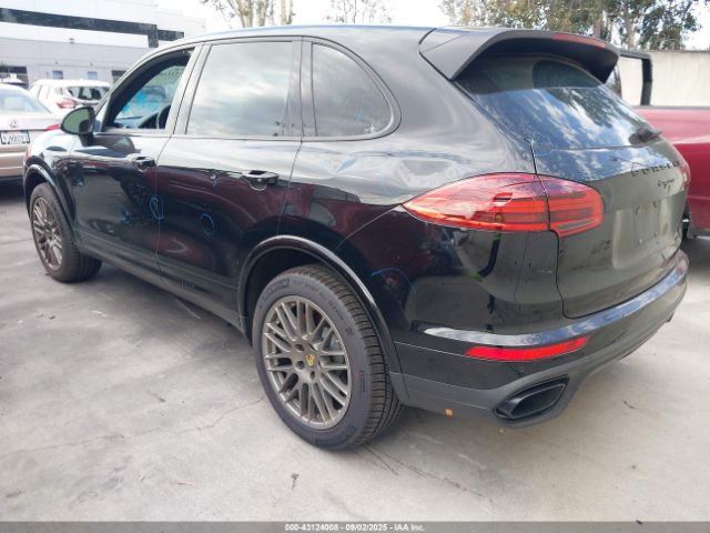 2017 PORSCHE CAYENNE WP1AA2A22HKA82938 Photo 2