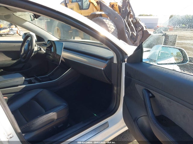 2019 TESLA MODEL 3 5YJ3E1EB1KF454180 Photo 4