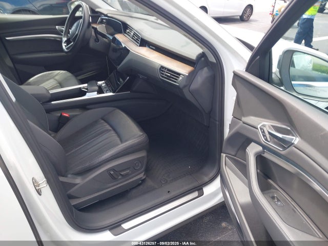 2019 AUDI E-TRON WA1LAAGE4KB024966 Photo 4