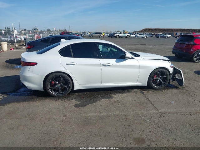 Alfa Romeo 2018 2018 ZARFAECN9J7583744 Image 13