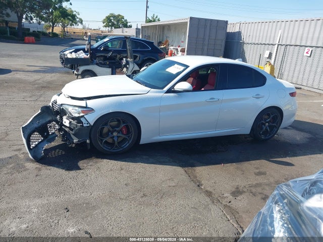 Alfa Romeo 2018 2018 ZARFAECN9J7583744 Image 14