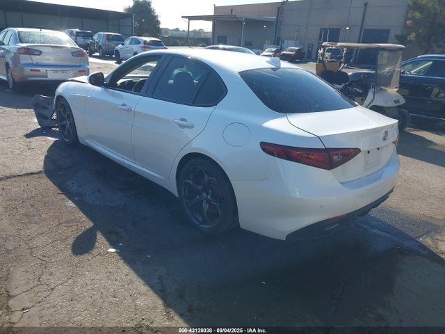 Alfa Romeo 2018 2018 ZARFAECN9J7583744 Image 3
