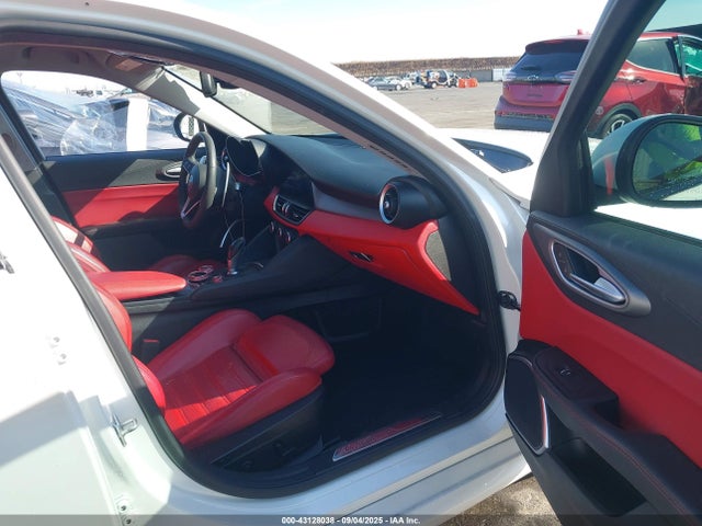 Alfa Romeo 2018 2018 ZARFAECN9J7583744 Image 5