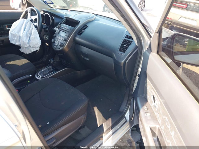43128560 :رقم المزاد ، KNDJT2A69C7412438 vin ، 2012 Kia Soul + مزاد بيع