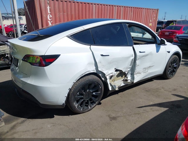 2024 TESLA MODEL Y 7SAYGDEE5RA226432 Photo 3