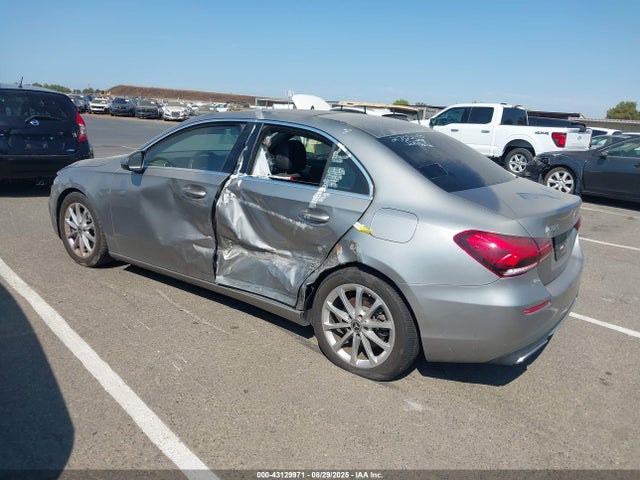 W1K3G4FB5MJ270548 Mercedes-Benz m260