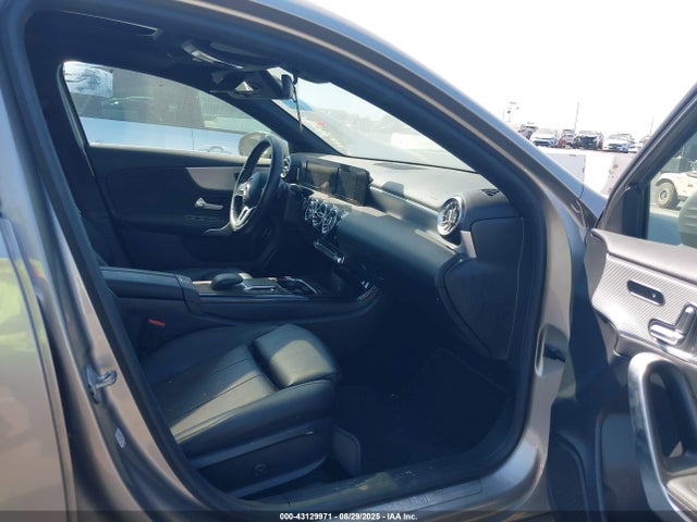 W1K3G4FB5MJ270548 Mercedes-Benz m260