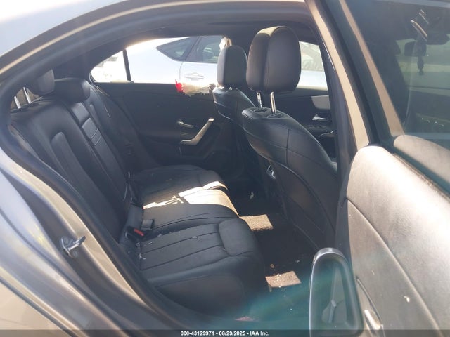 W1K3G4FB5MJ270548 Mercedes-Benz m260