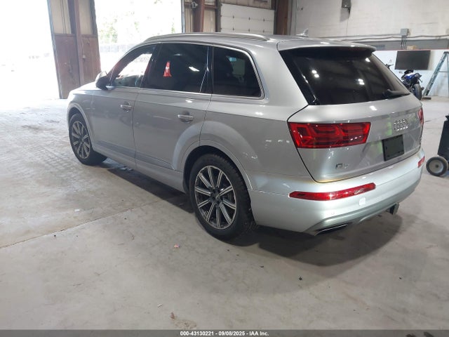 2017 AUDI Q7 WA1LAAF7XHD010067 Photo 2
