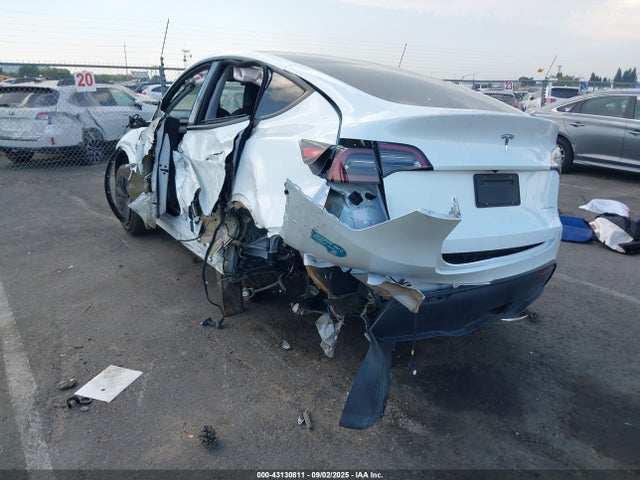 2021 TESLA MODEL Y 5YJYGDEE2MF199585 Photo 2
