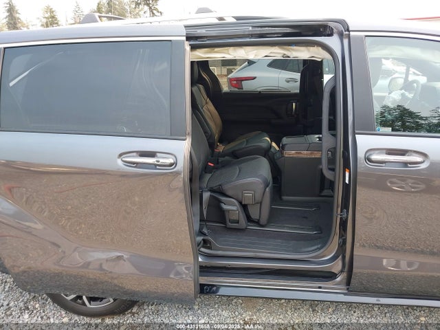 Toyota Sienna Platinum 2025 5TDESKFC6SS205724 Image 8