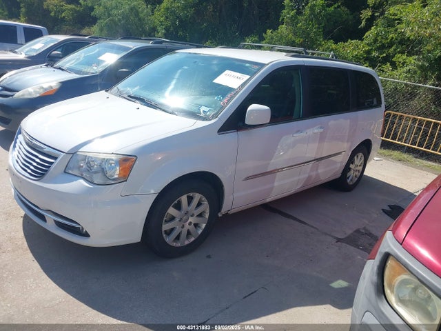 Chrysler Town and Country 2016 2C4RC1BG4GR213368 Image 2