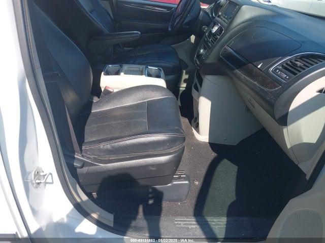 Chrysler Town and Country 2016 2C4RC1BG4GR213368 Image 5