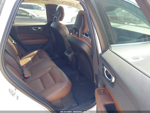 2018 VOLVO XC60 LYVA22RL1JB121857 Photo 7