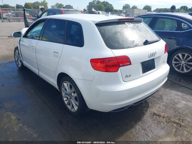 2011 AUDI A3 WAUBJAFM7BA140207 Photo 2