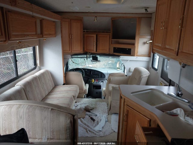 43137215 :رقم المزاد ، 1FDXE45S72HA18688 vin ، 2002 Ford E-450 Cutaway مزاد بيع